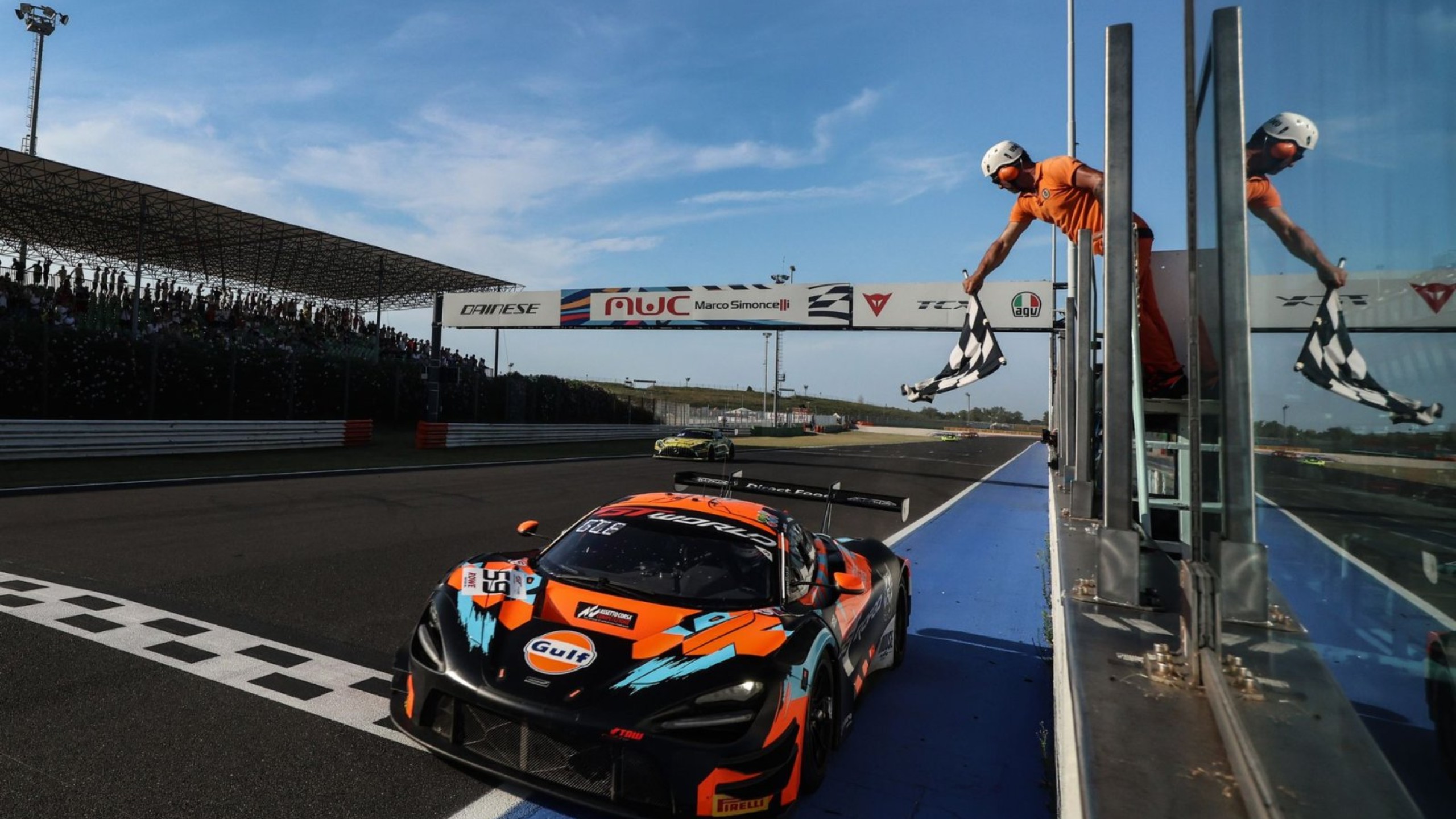 迈凯伦横扫红牛二队,阿隆索点燃赛场 迈凯伦横扫红牛二队,阿隆索点燃赛场