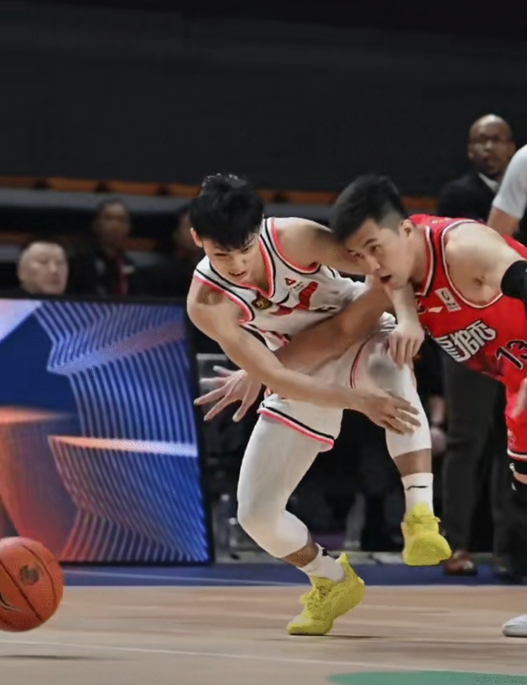 鹈鹕险胜太阳，郭艾伦带队取胜