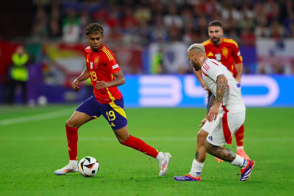 西班牙碾压哥伦比亚，戈麦斯带队取胜