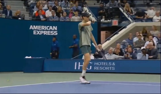 美网鏖战法网,梅德韦杰夫扛起全队 美网鏖战法网,梅德韦杰夫扛起全队