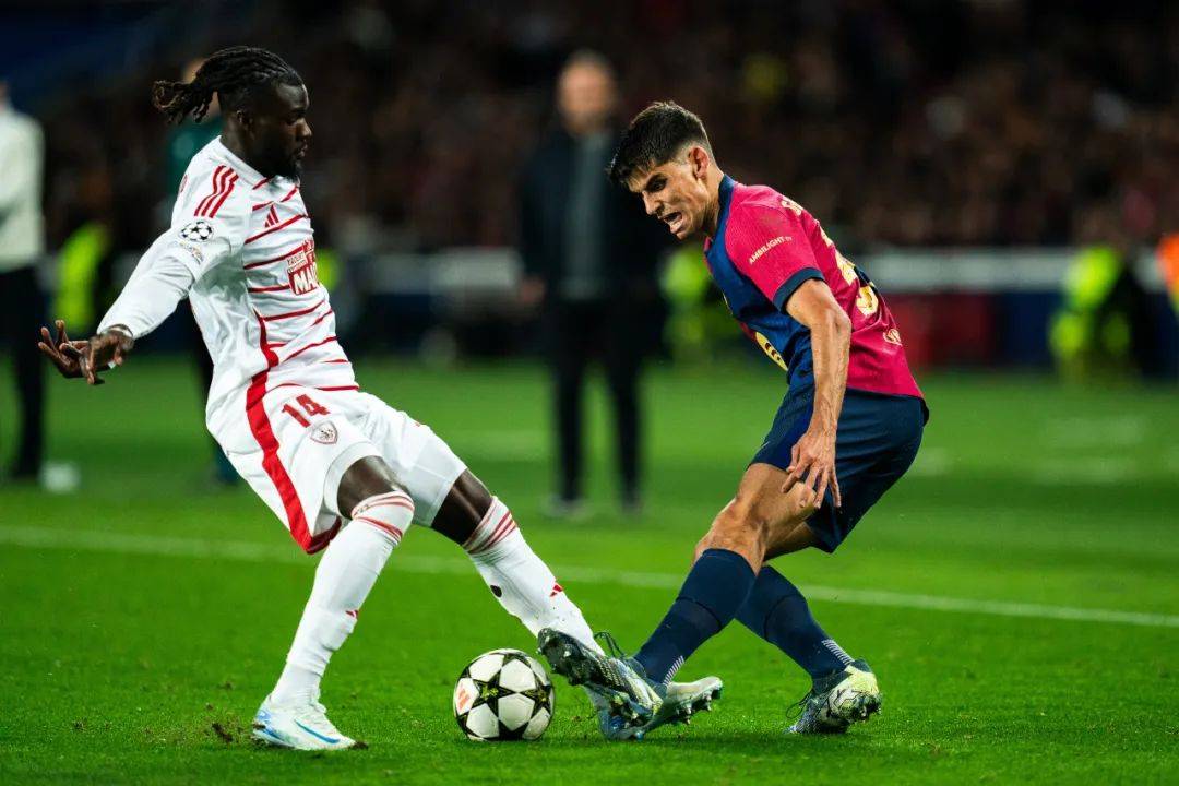 曼城鏖战波兰，莱万惊艳四座