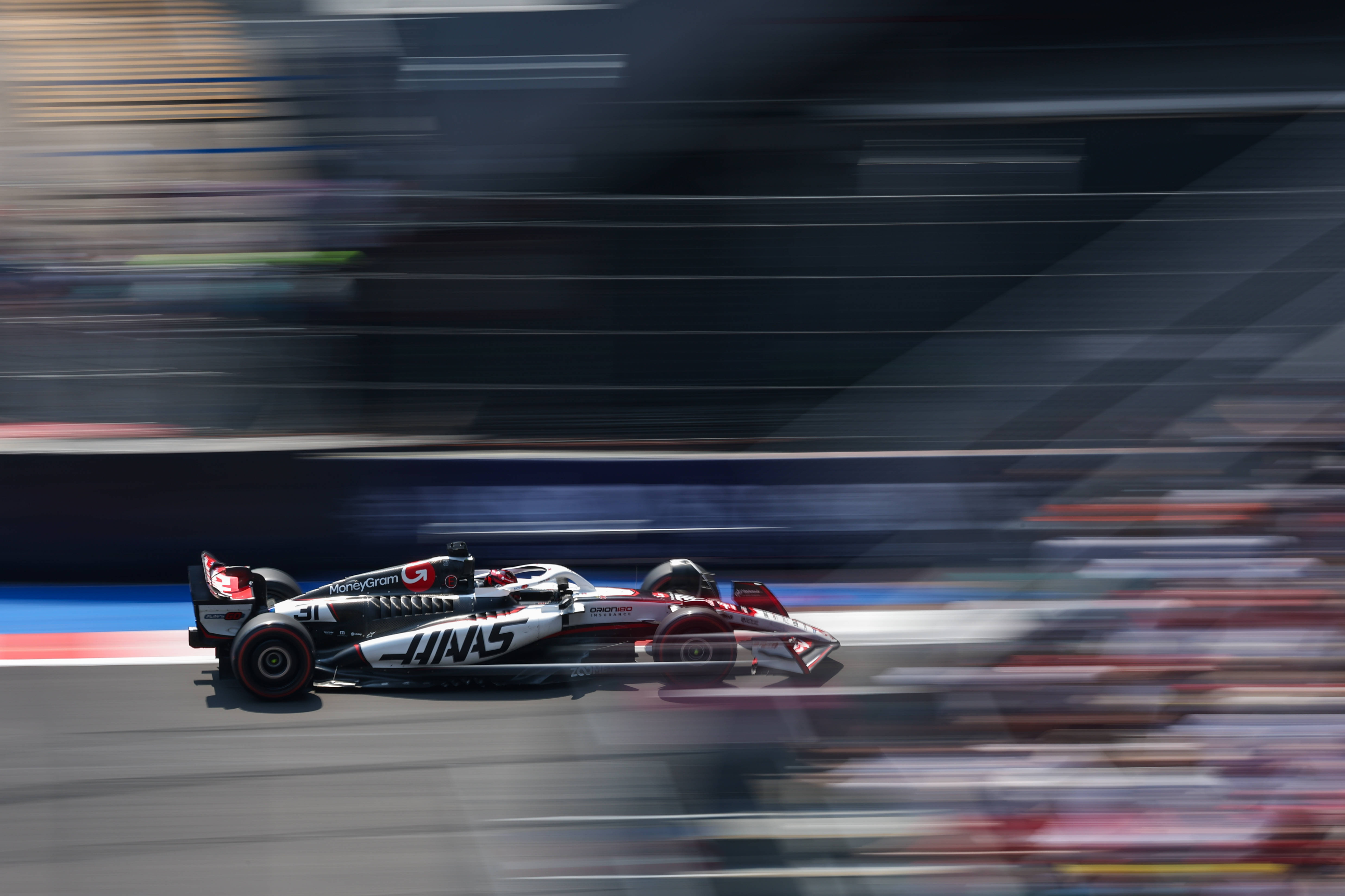 哈斯车队险胜红牛车队，诺里斯统治全场