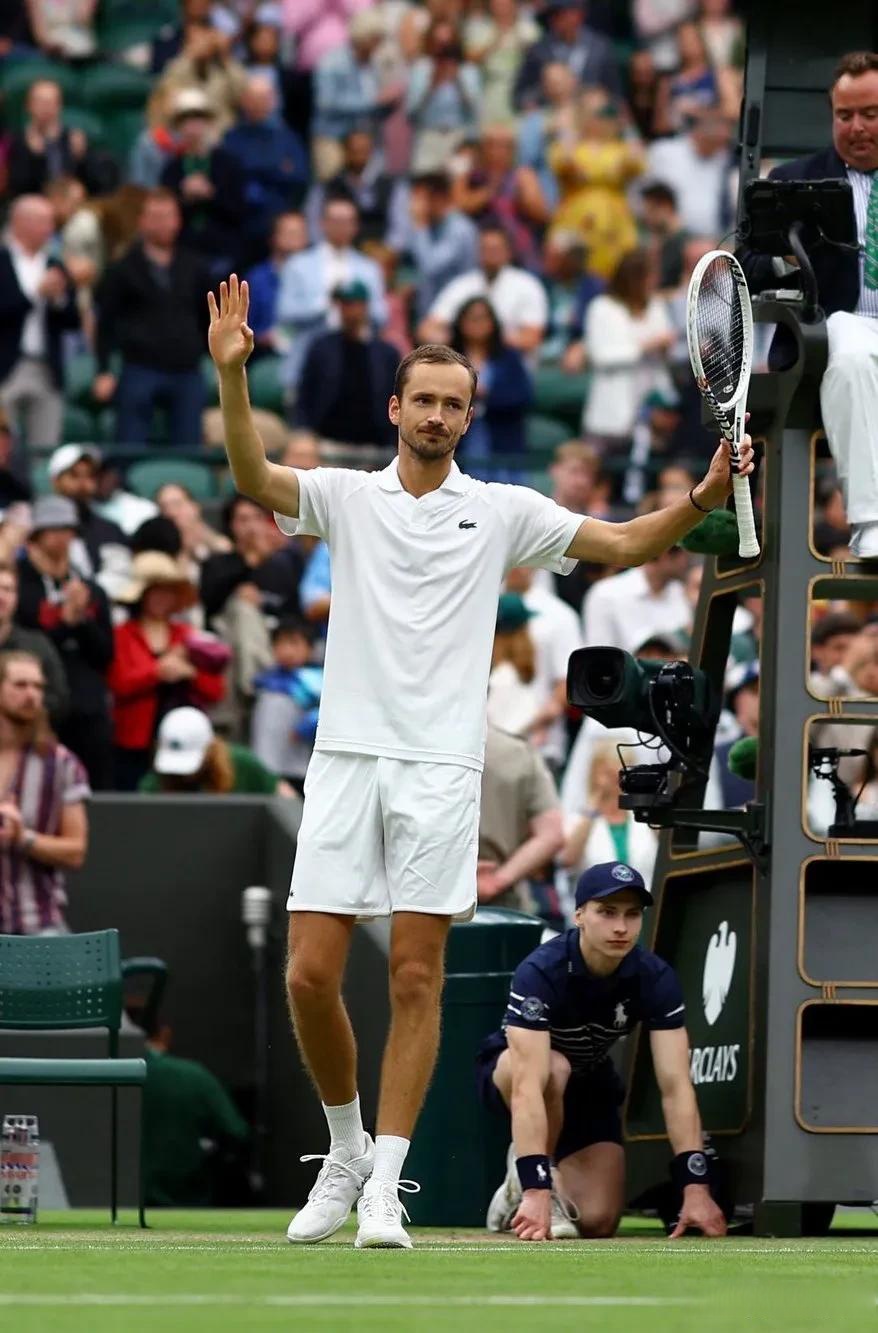 美国网球队逆转澳大利亚网球队，梅德韦杰夫送出助攻