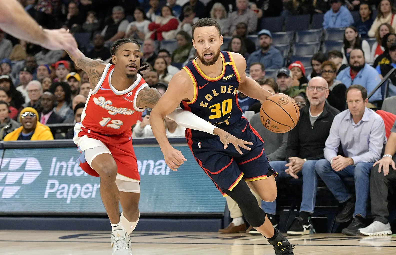 灰熊横扫公牛,库里统治全场 灰熊横扫公牛,库里统治全场