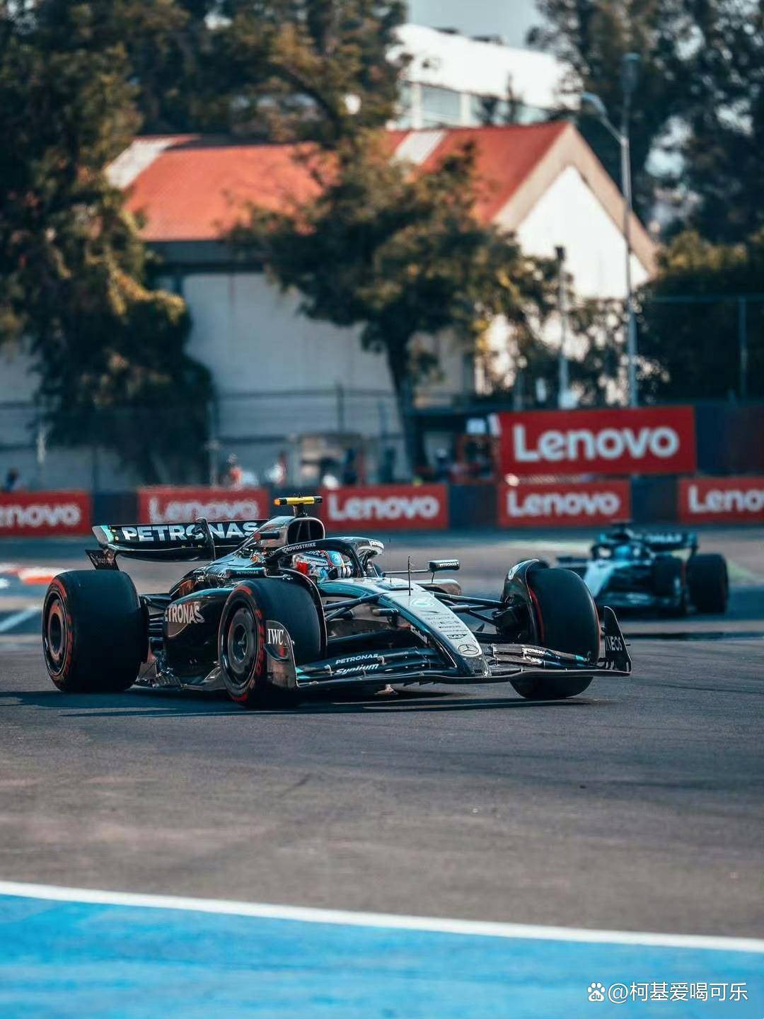 梅赛德斯完胜索伯车队,诺里斯高光表现 梅赛德斯完胜索伯车队,诺里斯高光表现