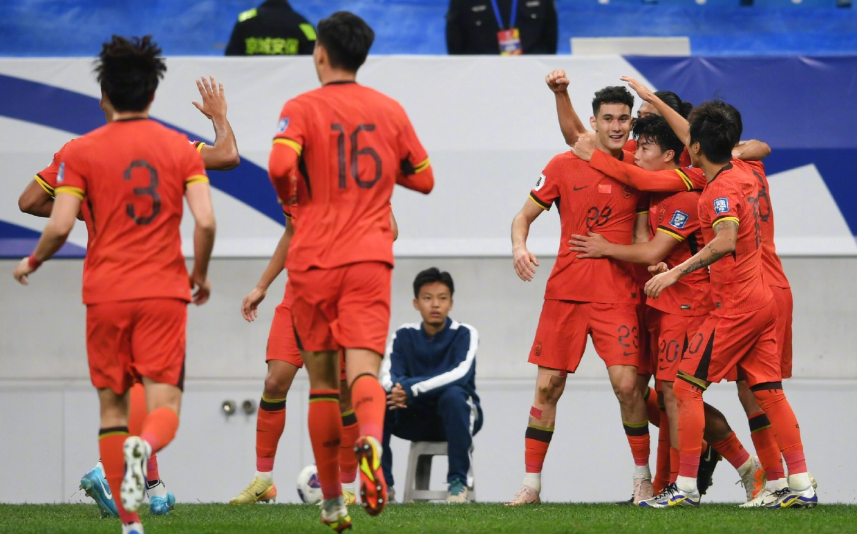 双方球队在场上角逐的场面引人入胜