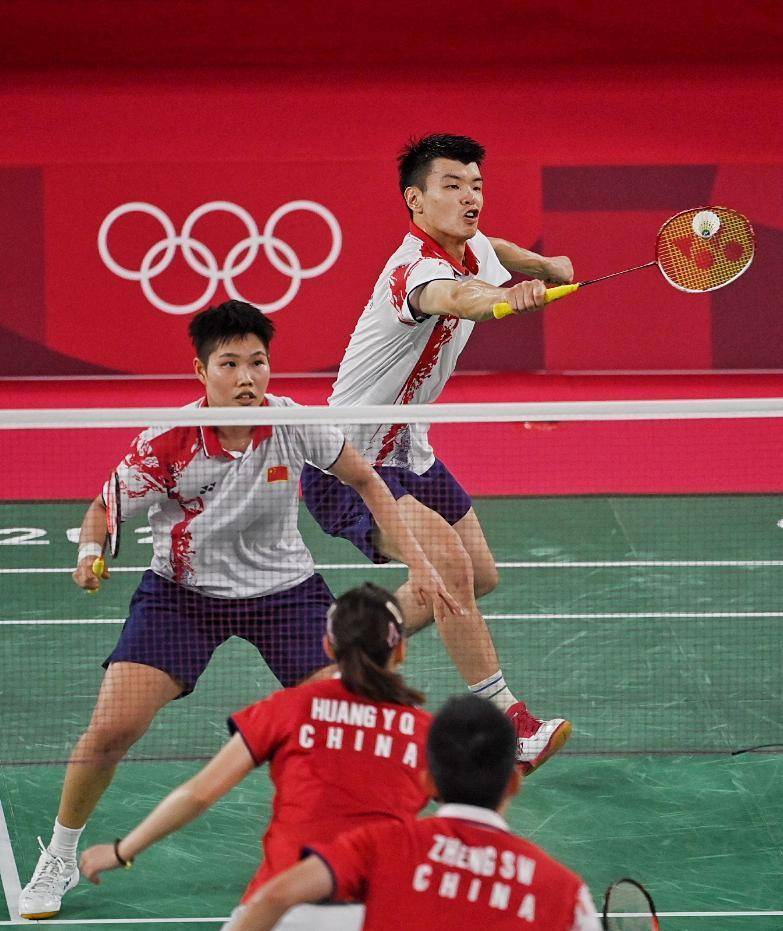 马来西亚队鏖战印尼队，黄鸭组合统治全场