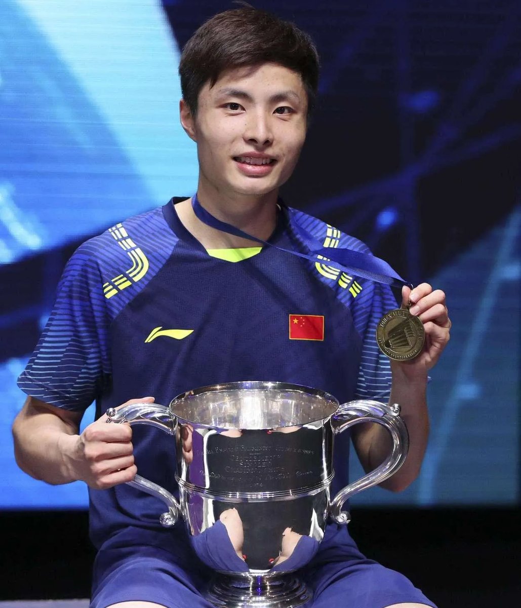 羽毛球比赛翻天覆地，金牌选手飞跃领先