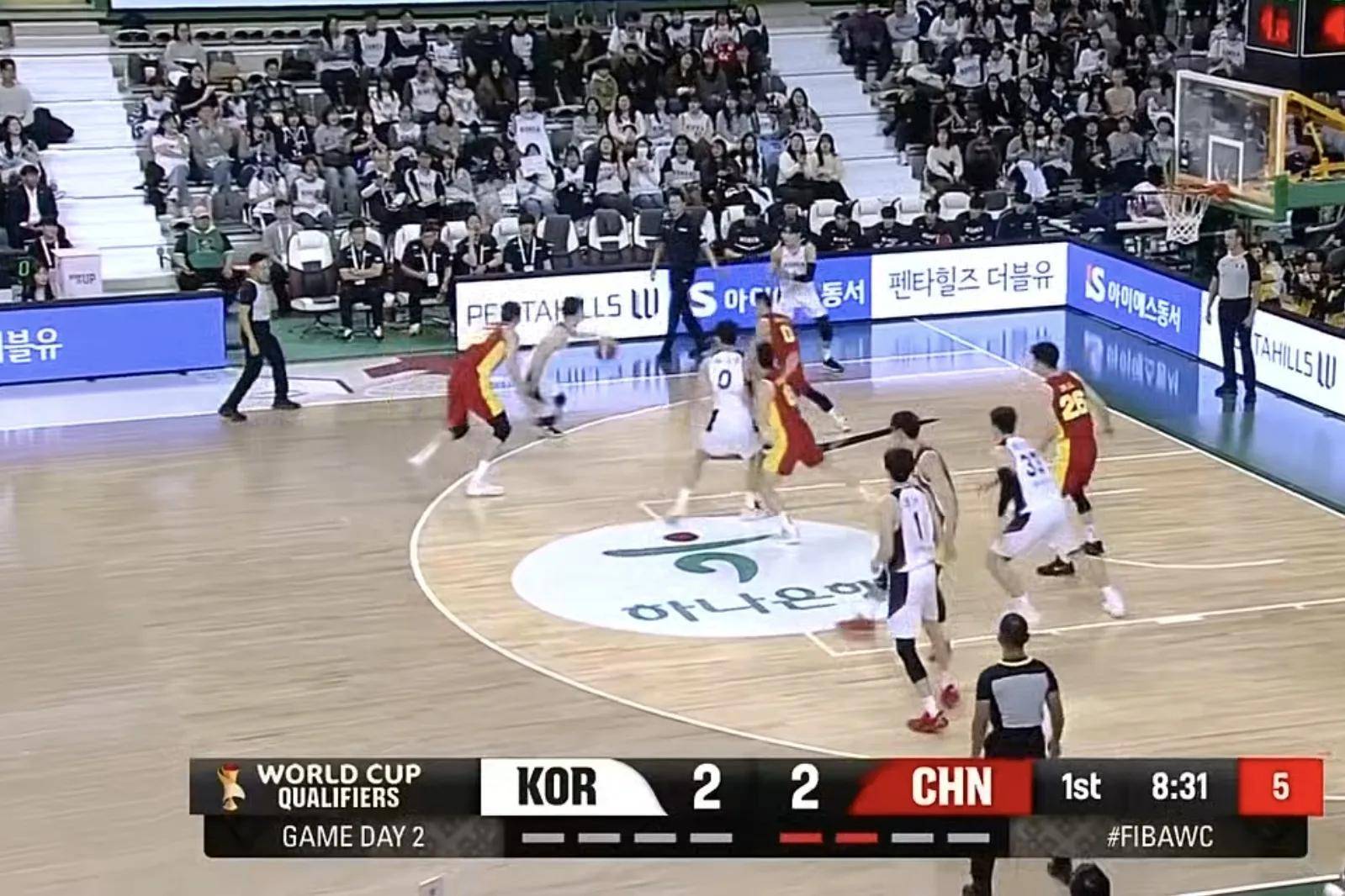 篮球名将受伤无法继续比赛，全队氛围低迷