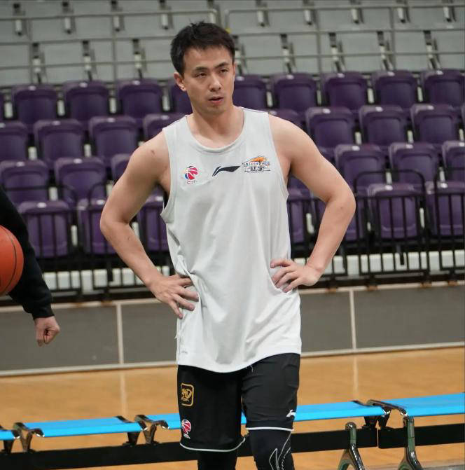 勇士轻取四川队,赵继伟状态火热 勇士轻取四川队,赵继伟状态火热