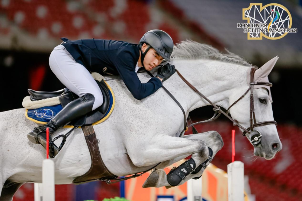 职业运动员在国际比赛中展现出色的技艺